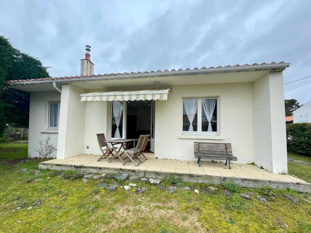 Maison de pays proche plage avec terrasse, 2 chambres, WIFI, quartier calme - FR-1-231-318