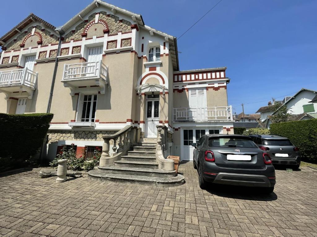 Villa spacieuse à Cabourg, 200m plage, jardin, 5 chambres, parking, ménage inclus - FR-1-487-359