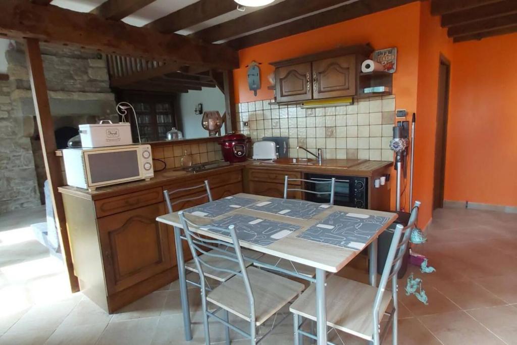 Chalet confortable à Perriers-en-Beauficel avec terrasse