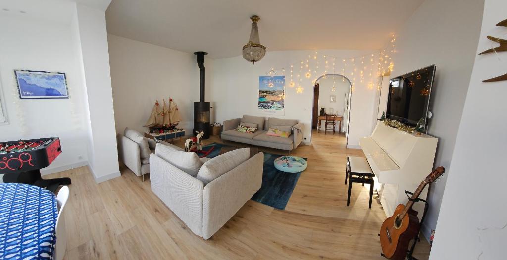 Deux maisons reunis par le jardin et sa cabine de plage, à 8min à pieds des plages et de l'océan