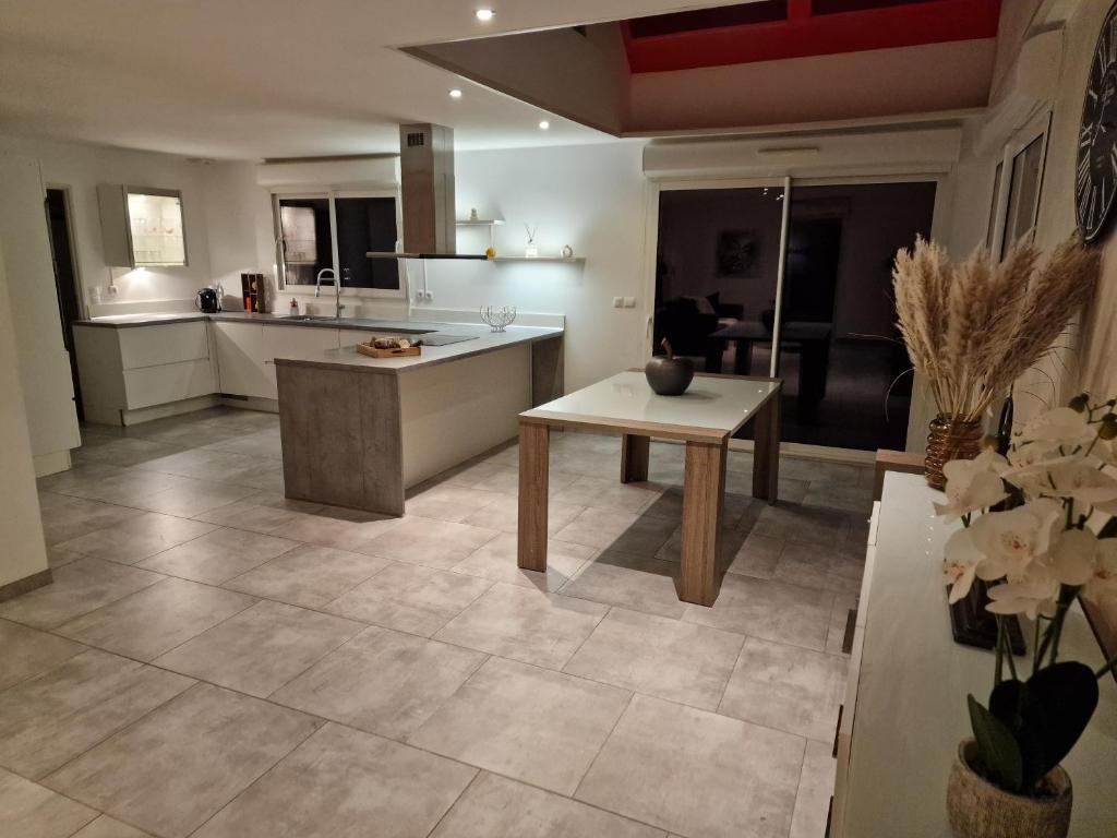 Maison individuelle avec jardin et stationnement privé