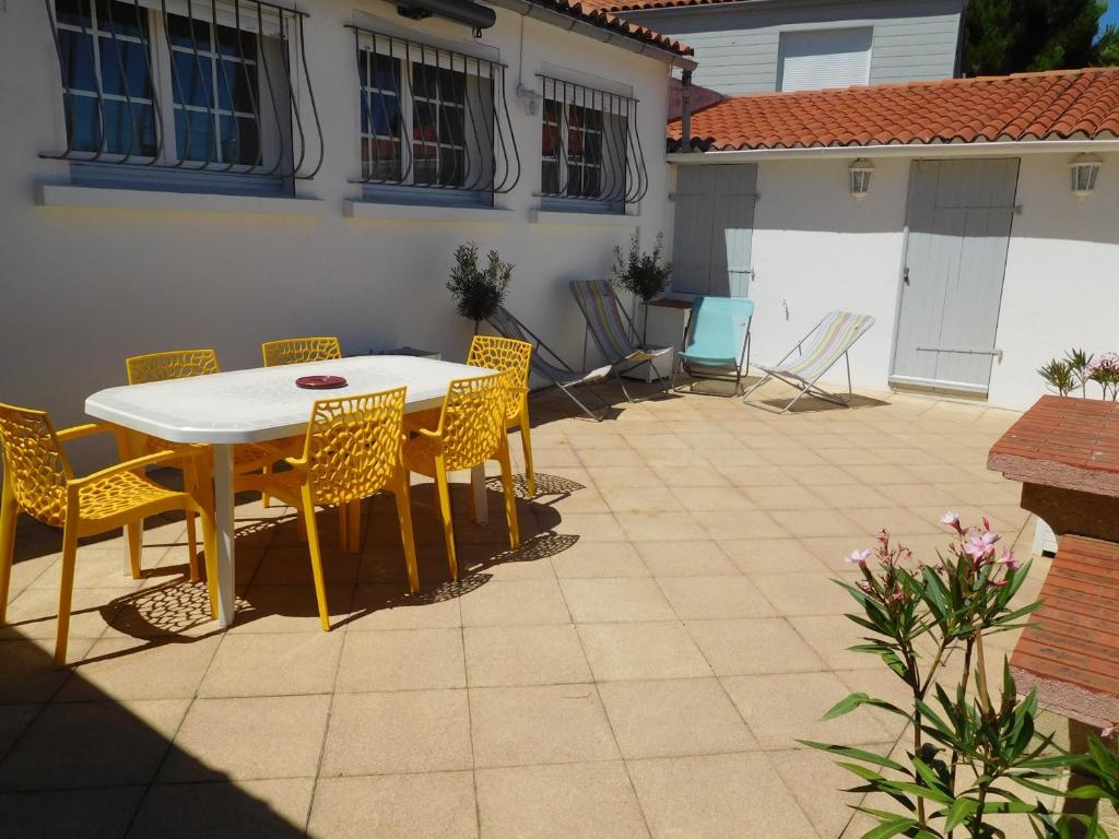 Maison à 100m de la plage, 6 pers, équipement complet, patio & parking, proche centre-ville - FR-1-476-186