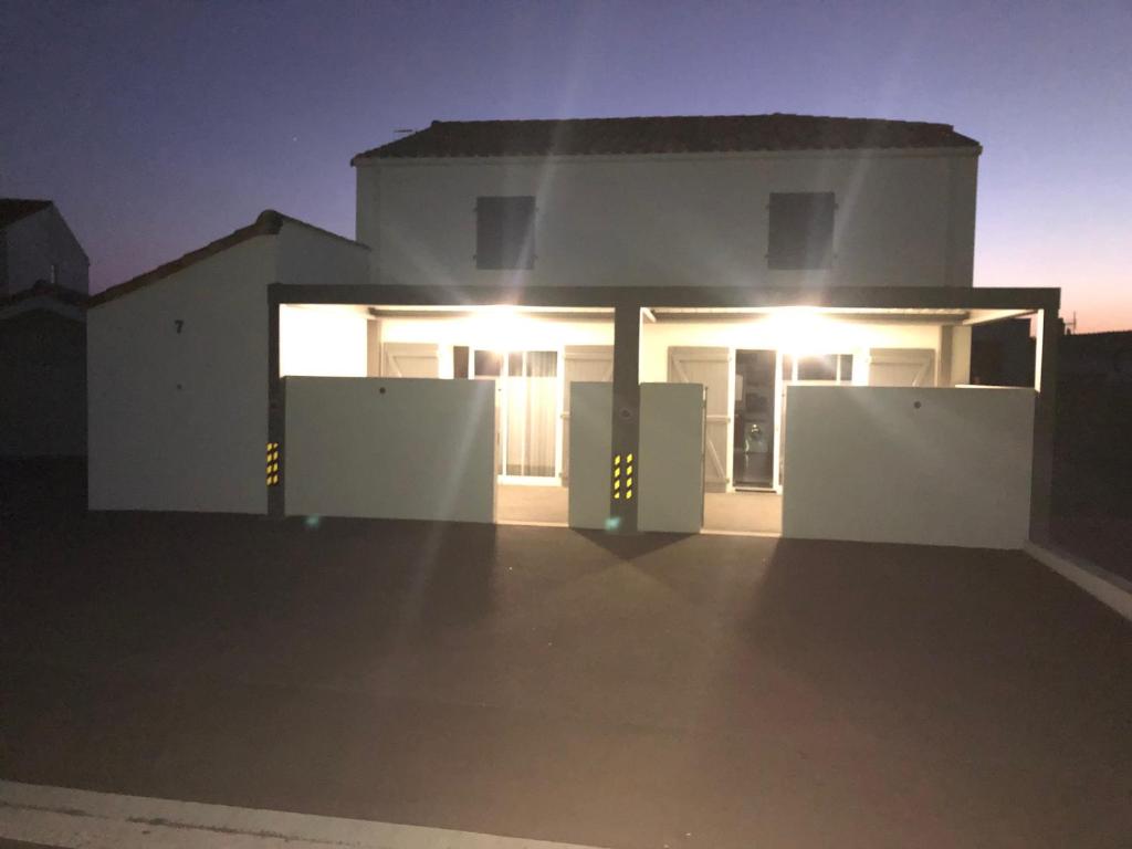 Maison neuve à 600m de la plage, terrasse avec pergola, parking, équipements modernes - FR-1-22-298