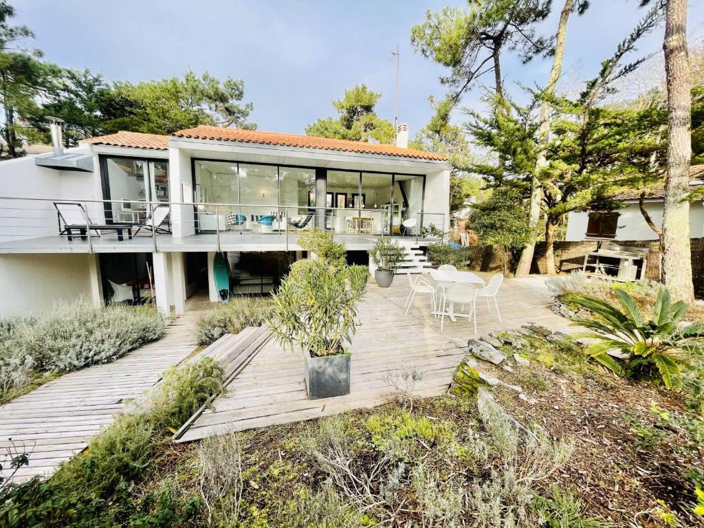 Grande Villa Rénovée pour 10 - Terrasse, Jardin, Studio Indépendant, Proche Plage à La Tranche-sur-Mer - FR-1-194-261