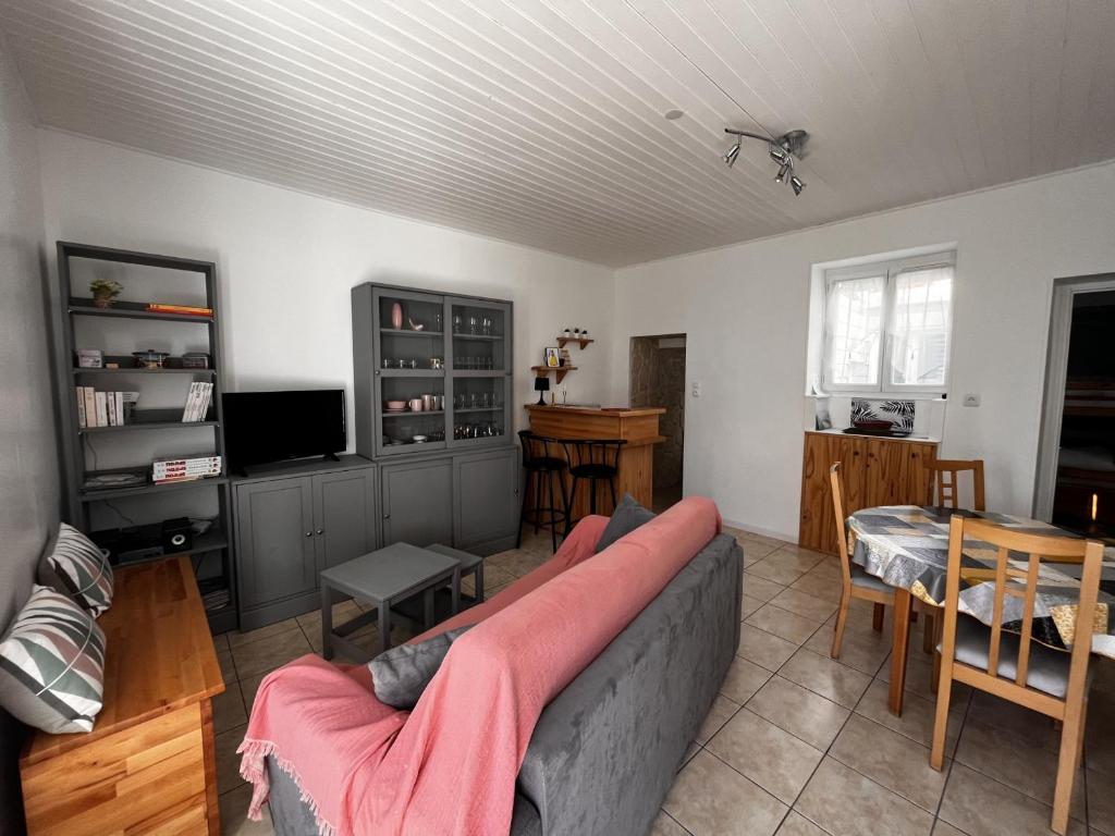 Maison Centre-Ville aux Sables-d’Olonne, Proche Gare et Plage, Idéale pour 4 Personnes - FR-1-197-543