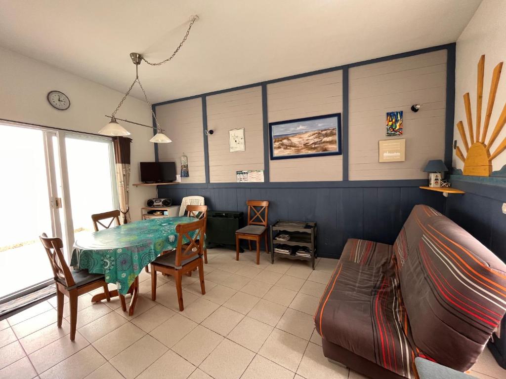 Maison avec cour, à 25m de la plage, proche centre et commerces - FR-1-197-573