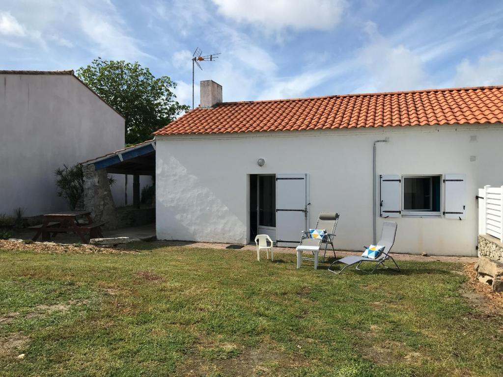 Maison mitoyenne 4 pers à Barbâtre proche plage - FR-1-823-90