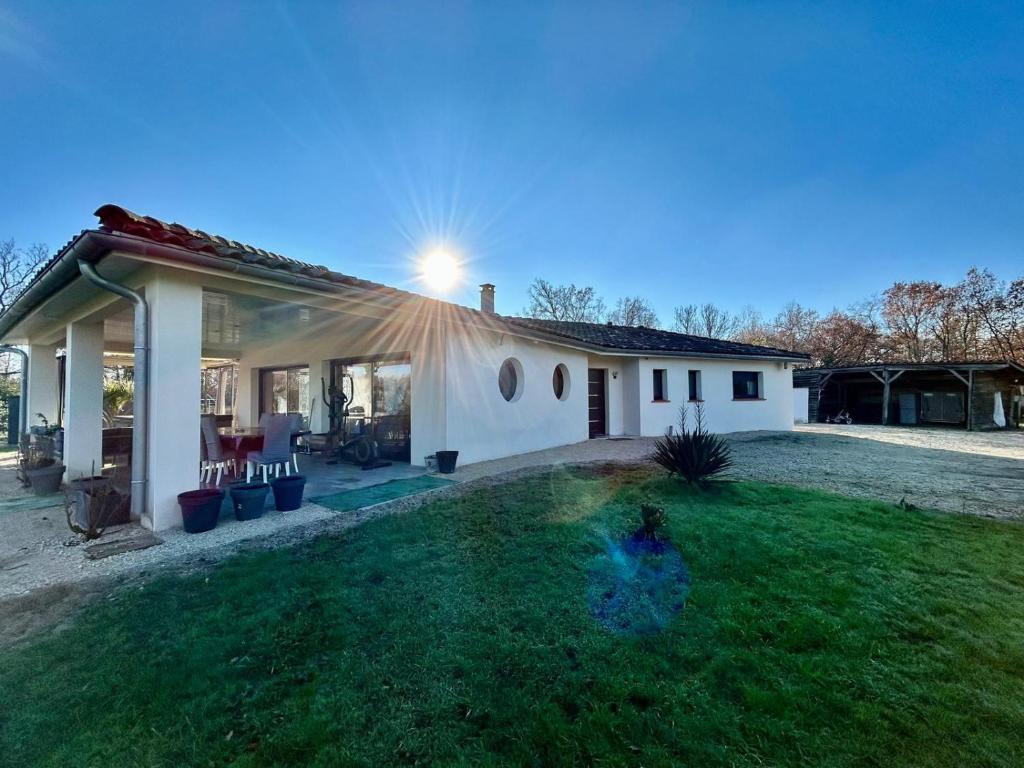 Maison moderne au calme avec billard, jacuzzi, bain à remous, piscine, Babyfoot