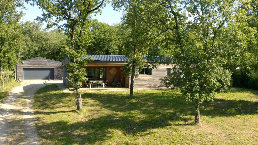 Maison avec terrasse en bois et piscine