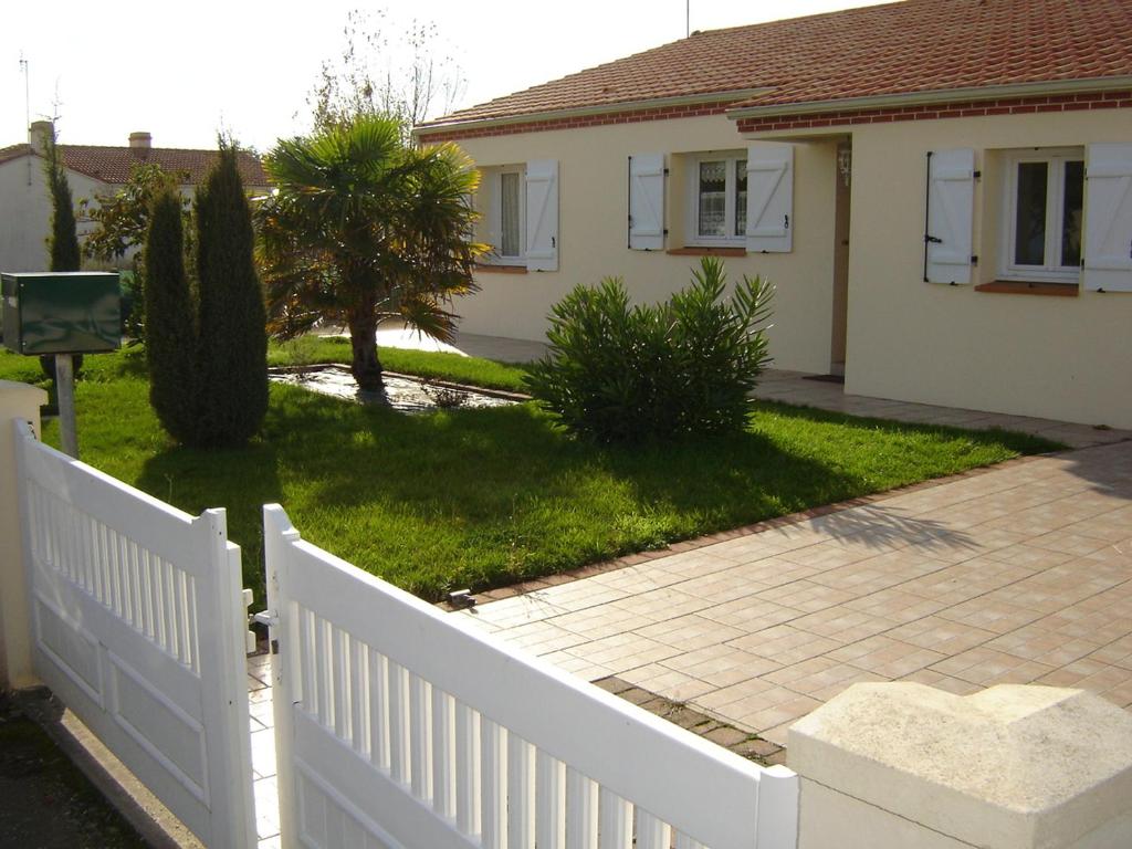 Maison familiale 90m² à 400m des commerces, 3 chambres, jardin clos, animaux acceptés - FR-1-540-261