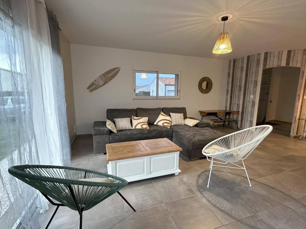 Maison récente avec Piscine à 15' des plages en vélo