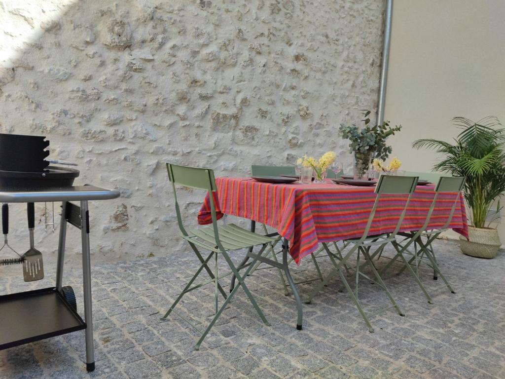 Beau quartier et central, maison spacieuse avec cour, 3 chambres, 3 salles de bains à 10 min à pied de la gare