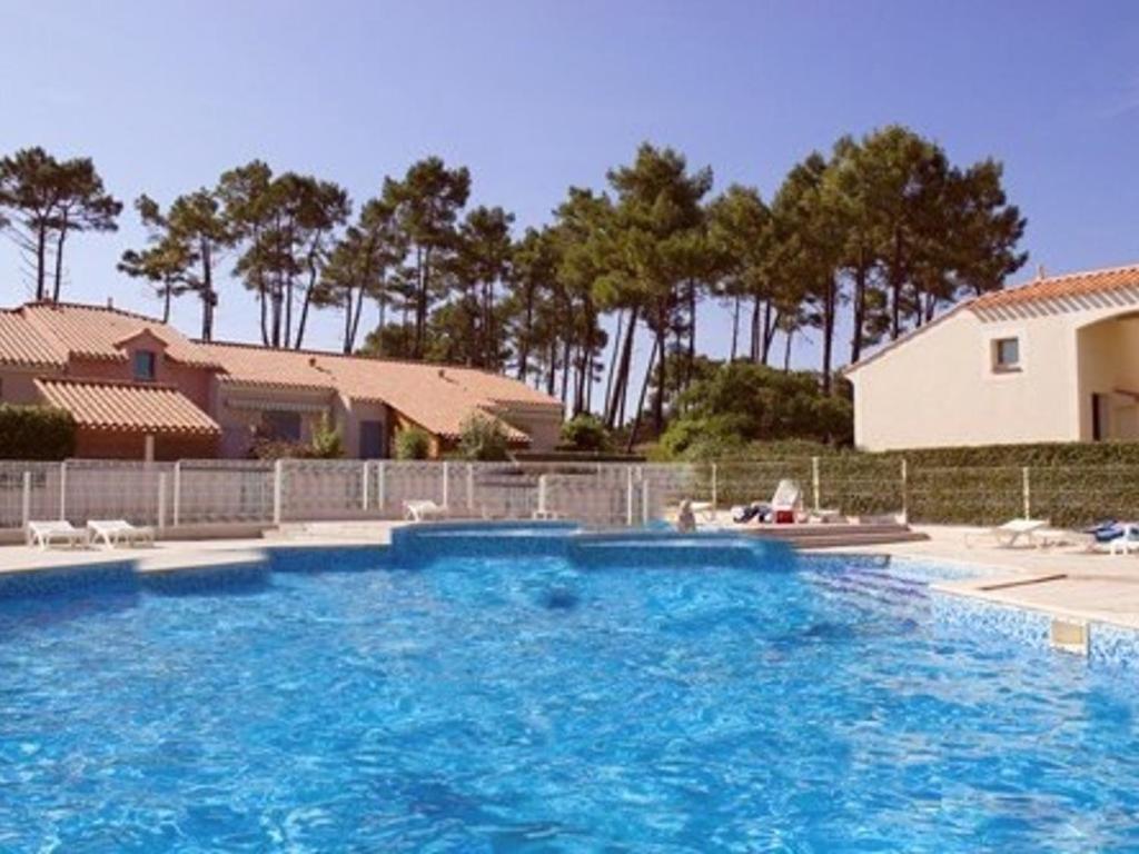 Maison à Saint-Jean-de-Monts avec Piscine Chauffée, proche Plage et Commerces - FR-1-323-377