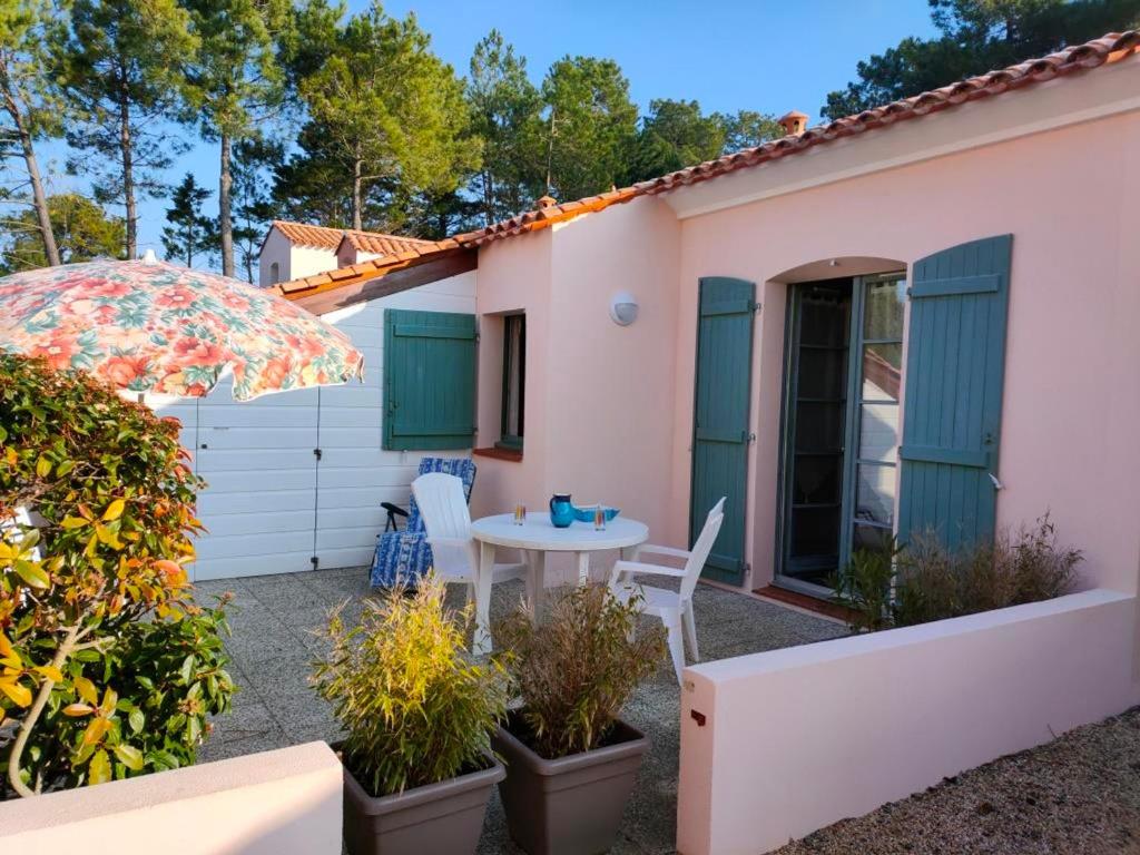 Maison Confortable avec 2 Piscines, Proche Plage, Forêt et Pistes Cyclables à Saint-Jean-de-Monts - FR-1-323-484