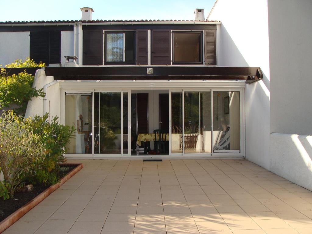 Maison Confortable à 300m de la Plage avec Terrasse et Parking - FR-1-323-432