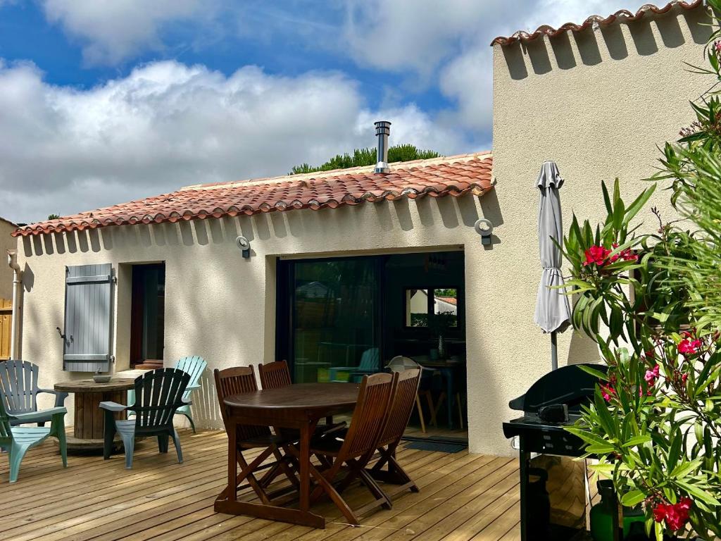 Maison Charme Proche Plage et Forêt avec Jardin, WiFi, BBQ, et Pistes Cyclables à Proximité - FR-1-652-39