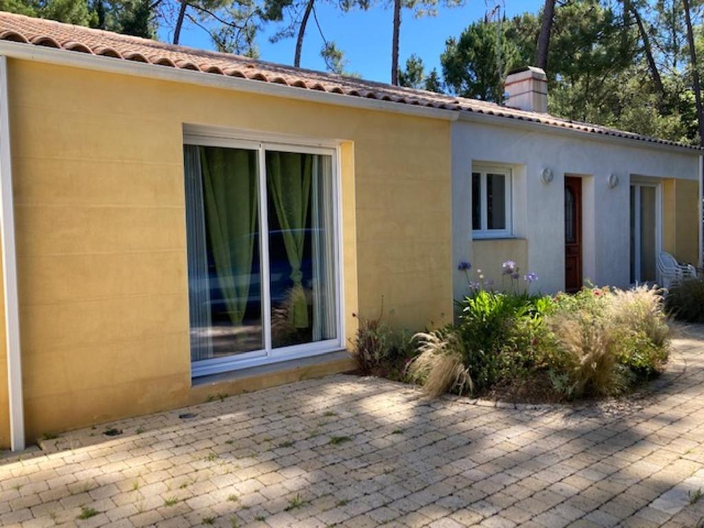 Maison spacieuse à Saint-Jean-de-Monts : 11 pers, wifi, terrasse, proche plage et forêt - FR-1-323-495