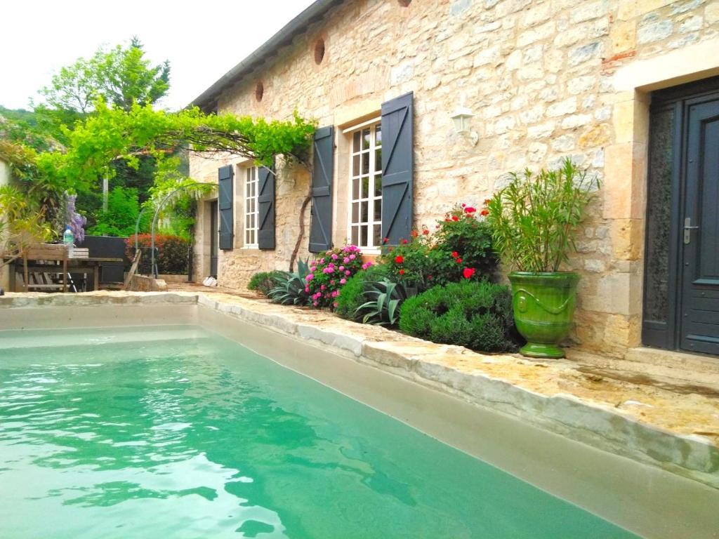Magnifique villa en pierres au cœur de Saint Antonin Noble Val - Piscine et jardin privés -10 personnes
