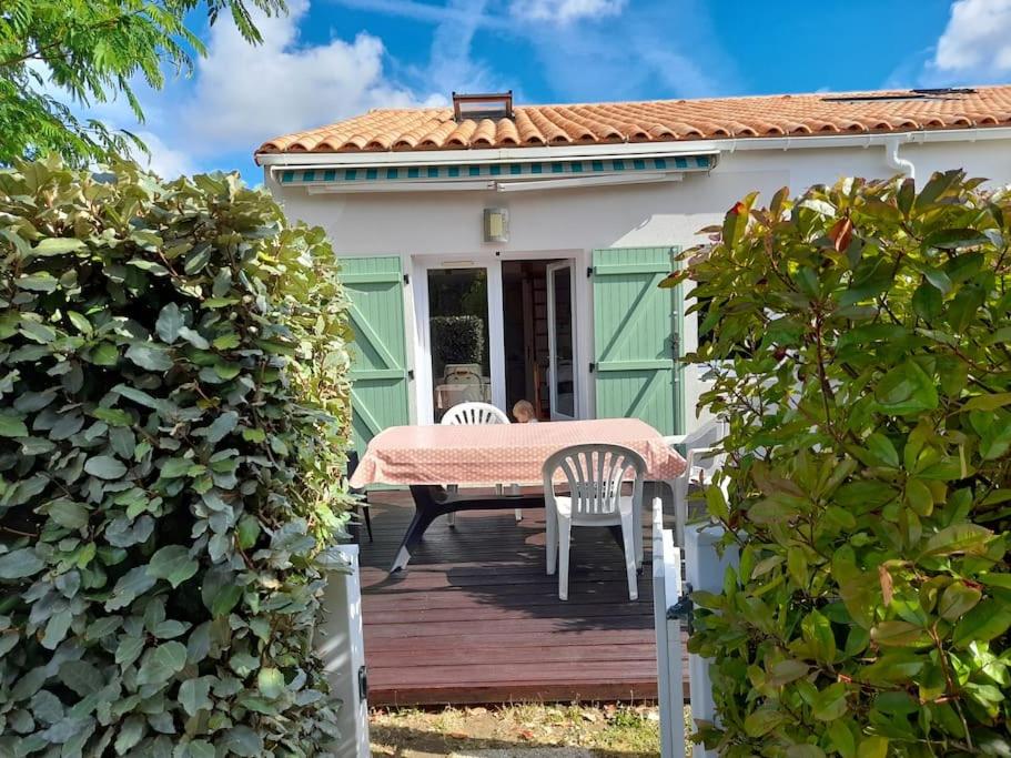 Maisonnette à deux pas de la plage dans résidence calme