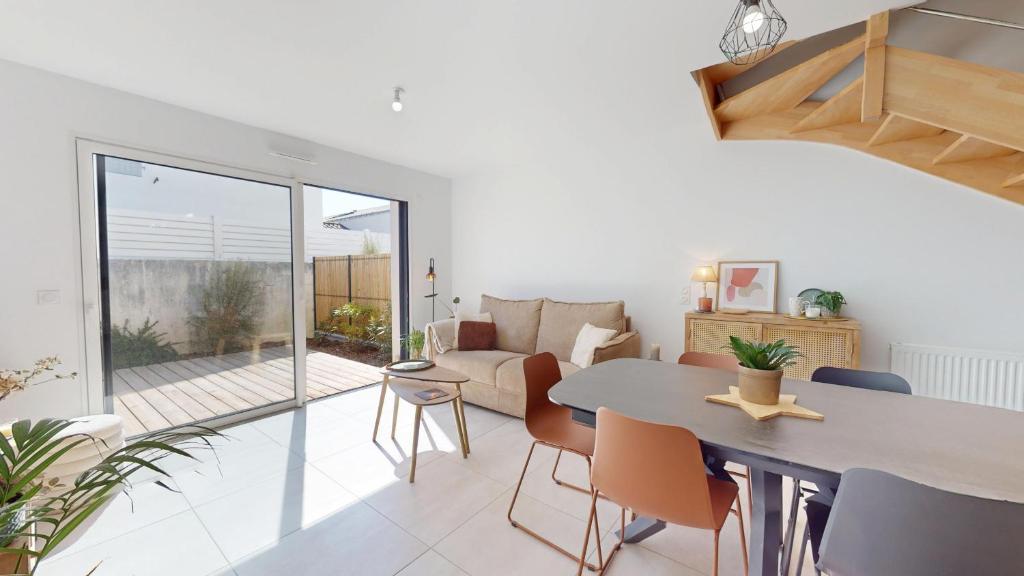 Merlyne Beach Villa 7