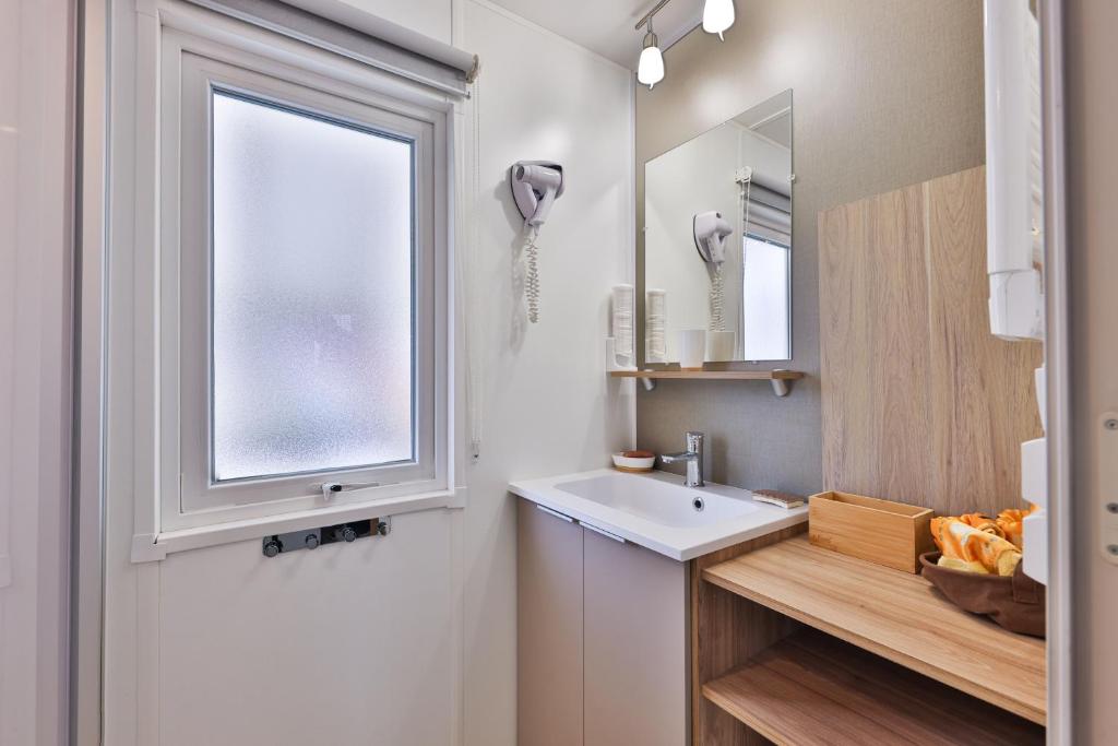 Grand Mobil Home 6 personnes climatisé avec 3 chambres et 2 salles de bains à Munster en Alsace