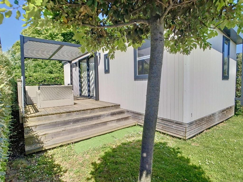 Mobil-home tout confort 6 pers, 3 ch, 2 sdb, piscine, à 200m de la plage, plein cœur de Jullouville - FR-1-361A-55