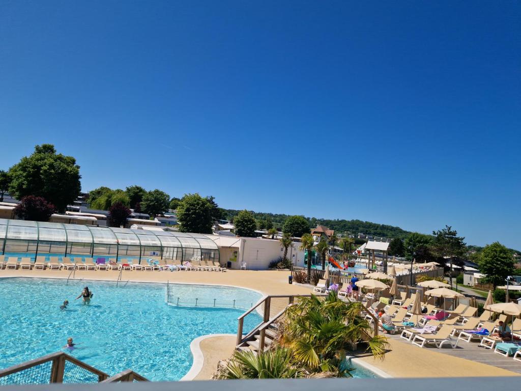 Camping 5 étoiles piscines chauffées club enfants mobilhome premium 6pers