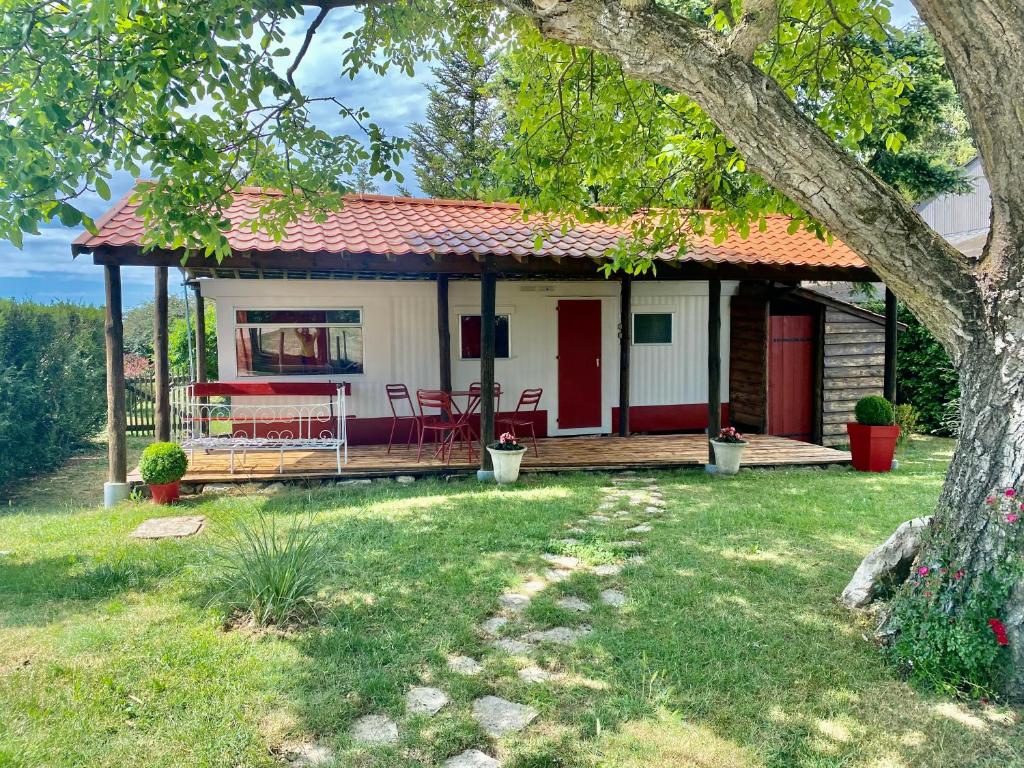 Mobilhome sous chalet en bois à la ferme