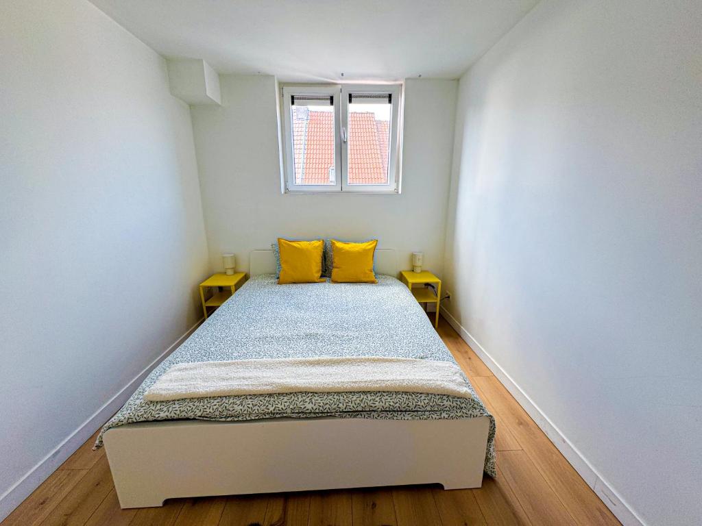 Modern 1BR & 1LR Apartment Next to City Center