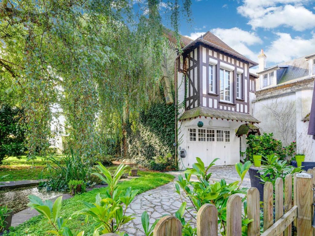 Cosy studio in Isigny-sur-Mer with a terrace