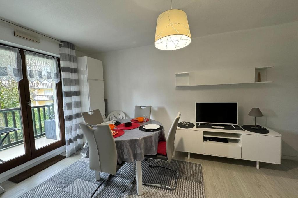 Modern apartment with direct beach access