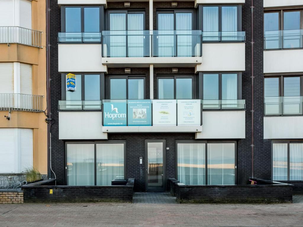 Apartment on Zeedijk with Sea View