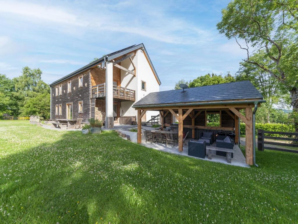 Spacious Villa with Games