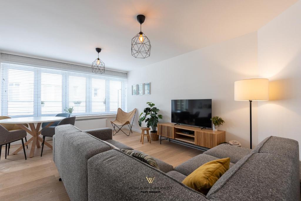 Nice bright apartment near the sea and the marina