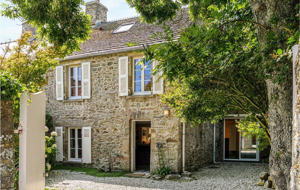Gorgeous Home In St Germain Des Vaux