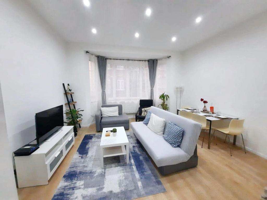 Modern Apartment in Molenbeek-Saint-Jean / 77 m² / Parking