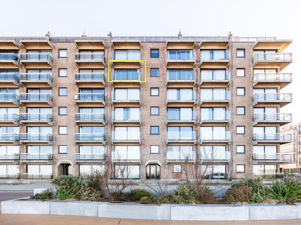 Apartment in St-Idesbald with Sea View