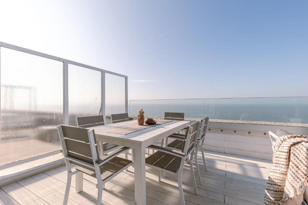 Huswell - Bright penthouse with two terraces and sea view