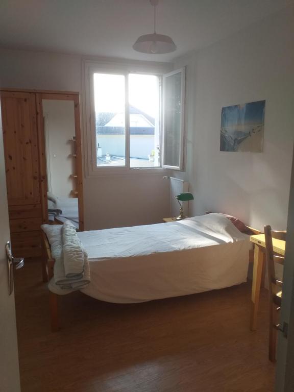 Petite chambre calme et lumineuse
