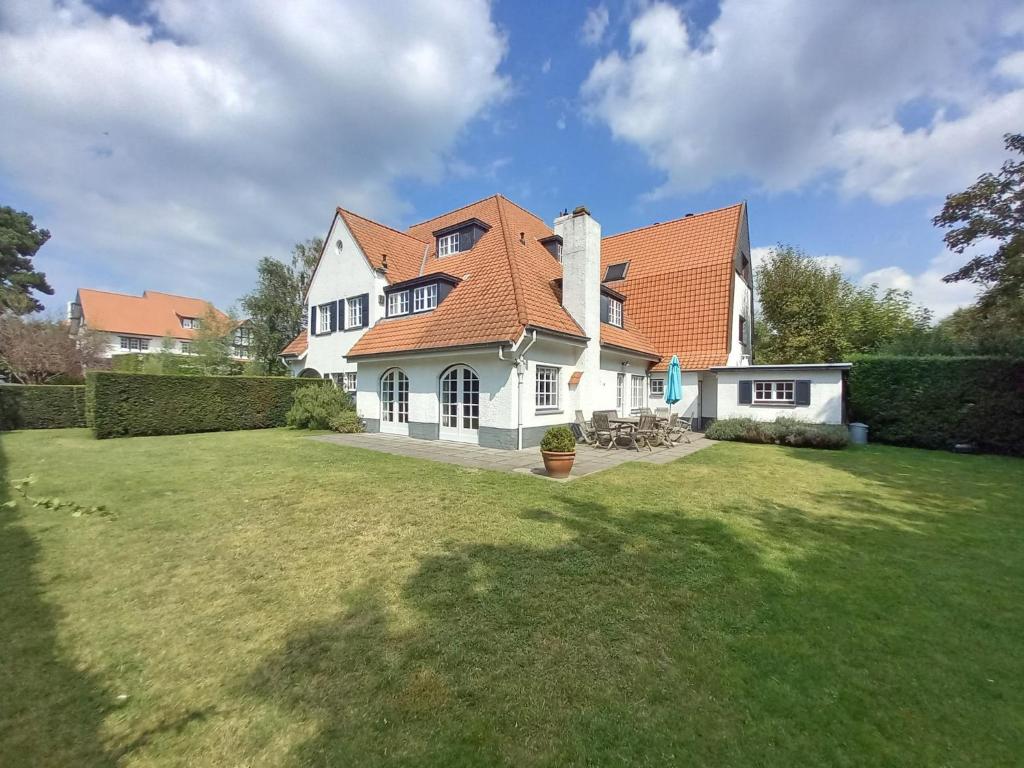 Villa in Het Zoute near the Beach