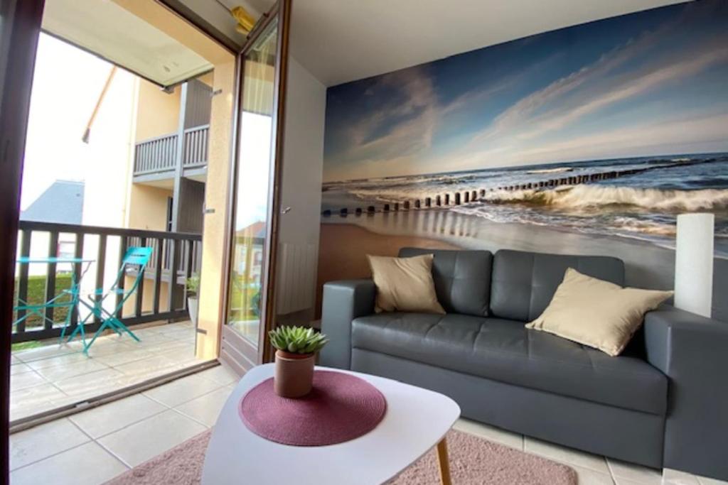 Quiet apartment with balcony near the sea