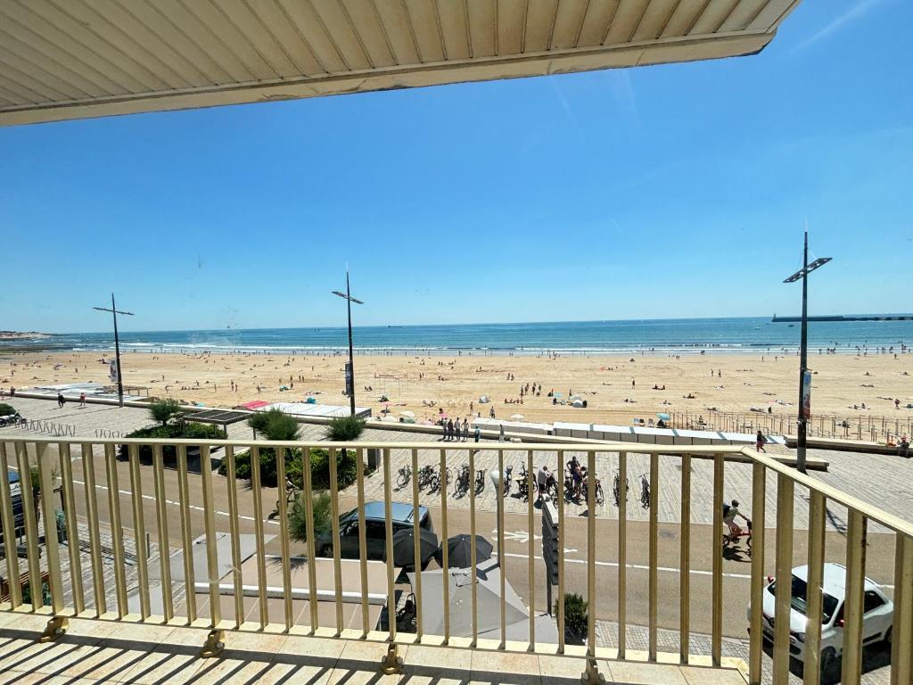 Appartement 4 pièces avec balcon face mer, proche plage et commerces, idéal famillies - FR-1-197-199