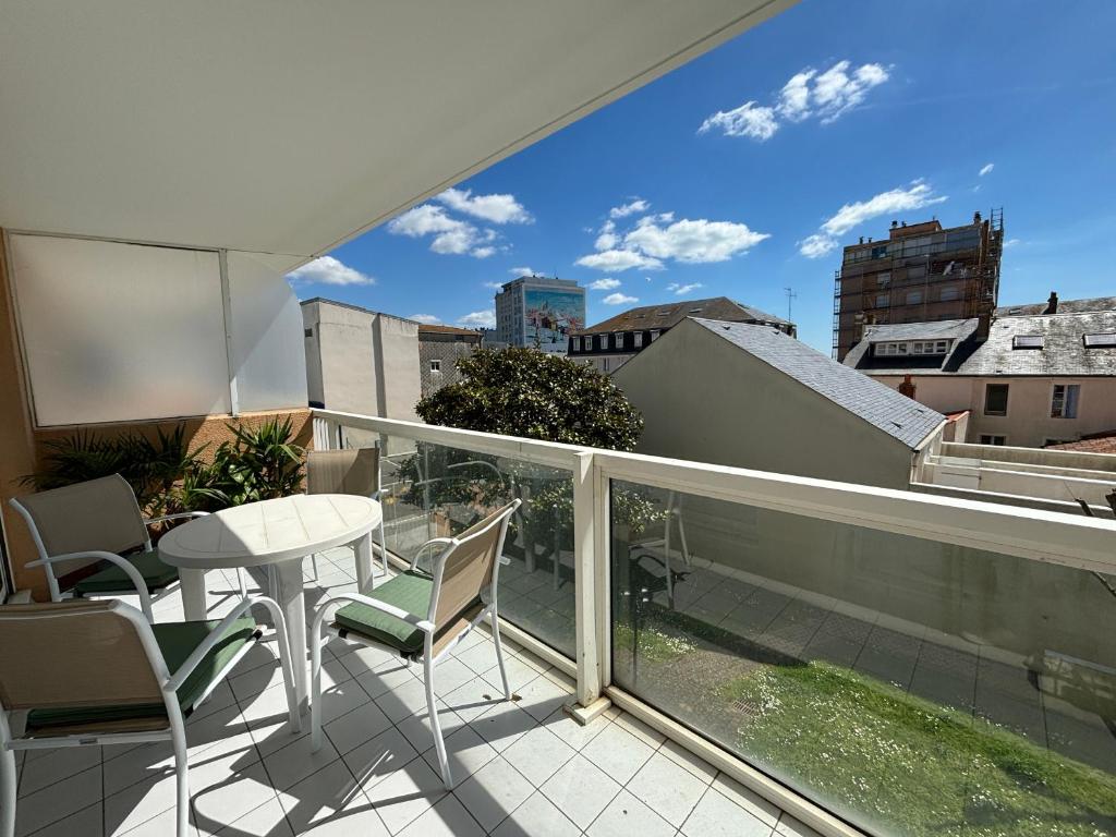 Appartement 2 étoiles avec balcon à 100m de la plage, centre-ville des Sables d'Olonne - FR-1-197-205
