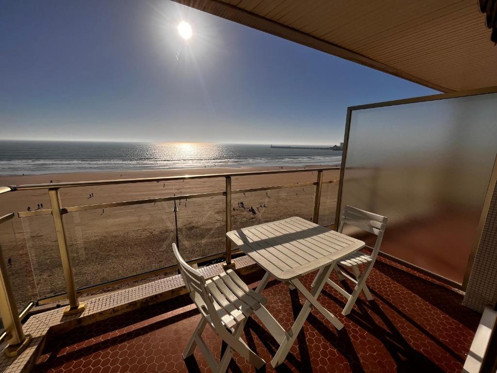 Studio face mer avec balcon, proche commerces et plage - FR-1-197-164