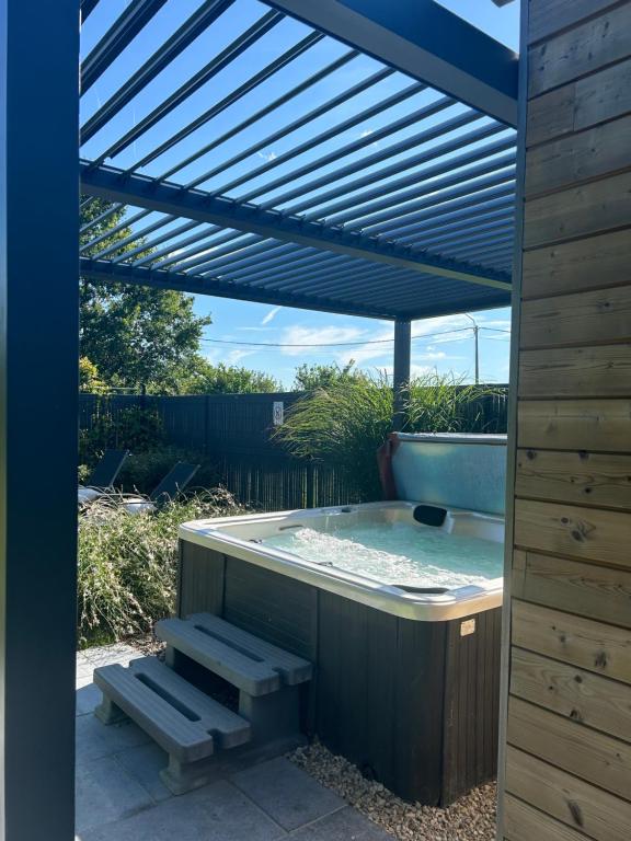 Roulotte du puits avec jacuzzi et sauna privatif