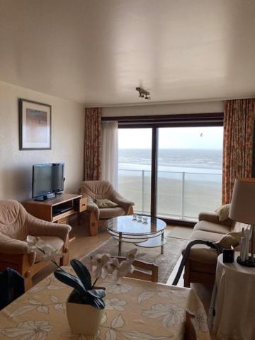 Seagull, Ruim en volledig vernieuwd appartement met zeezicht in Westende