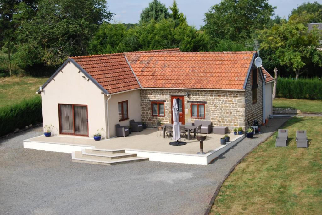 Spacious house for 6 people with a swimming pool