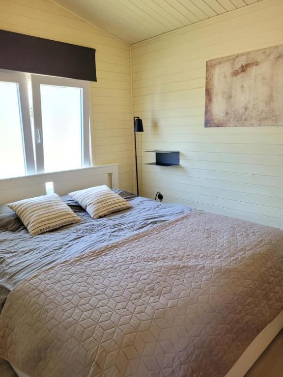 Rustig gelegen chalet Solvo met terras aan het water