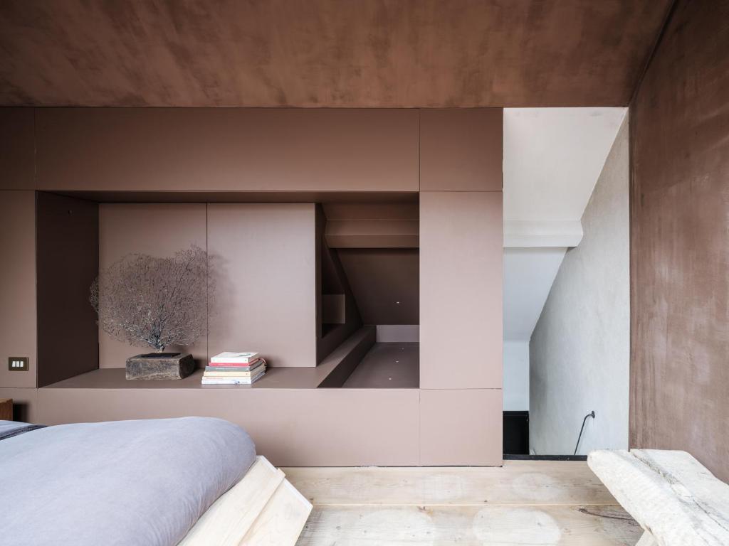 Shelter 7