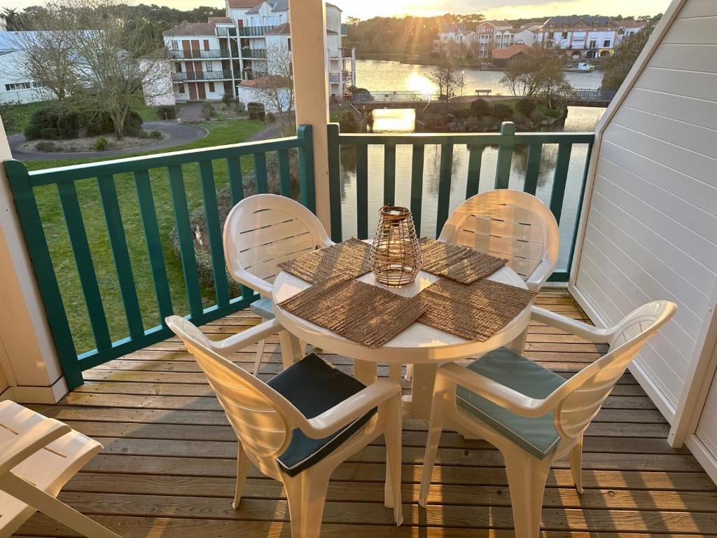 Fleurs du lac studio 2 adultes et 2 enfants avec terrasse vue sur le lac et accès parc aquatique gratuit